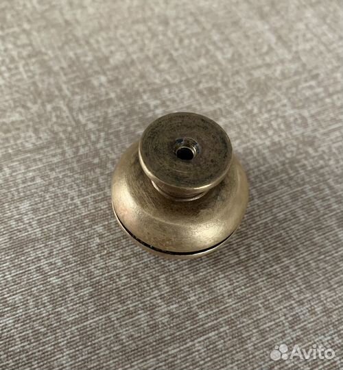 Мебельная ручка-кнопка латунь