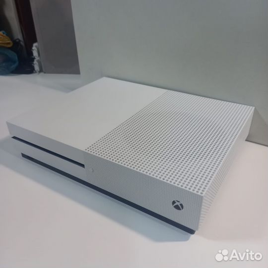 Xbox One s 1TB 2 геймпада