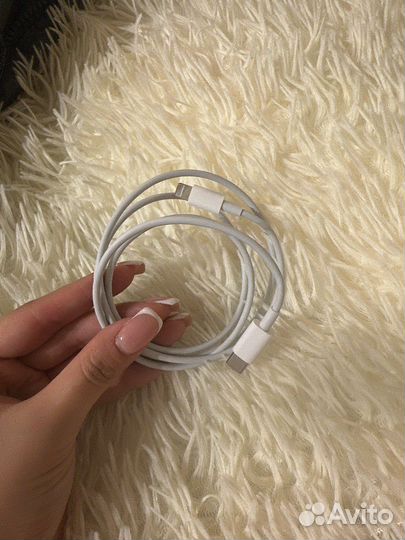 Зарядный шнур на iPhone