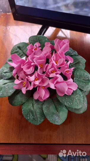 Искусственные цветы в горшках