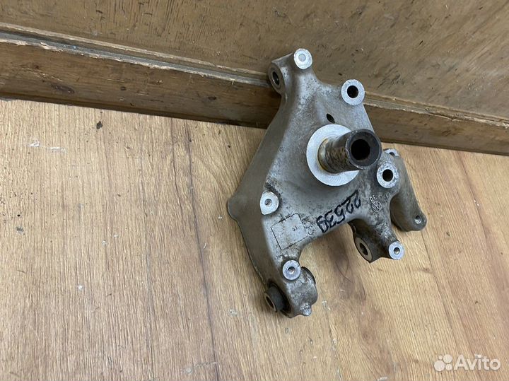 Кулак поворотный задний правый Volkswagen Passat B