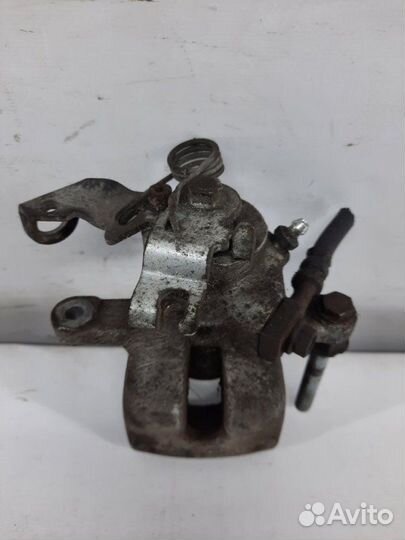 Суппорт тормозной задний правый Opel Zafira B