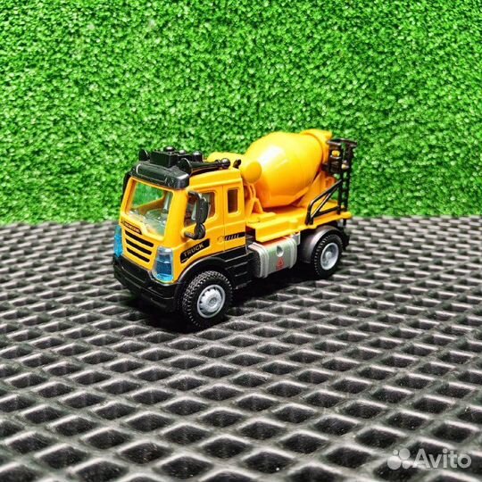 Пластиковая инерционная машина бетономешалка