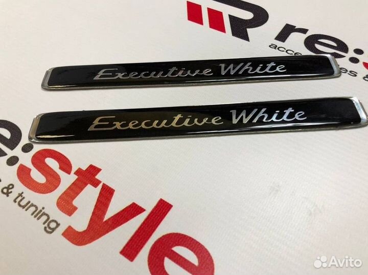 Эмблема Executive White на заднюю стойку K250