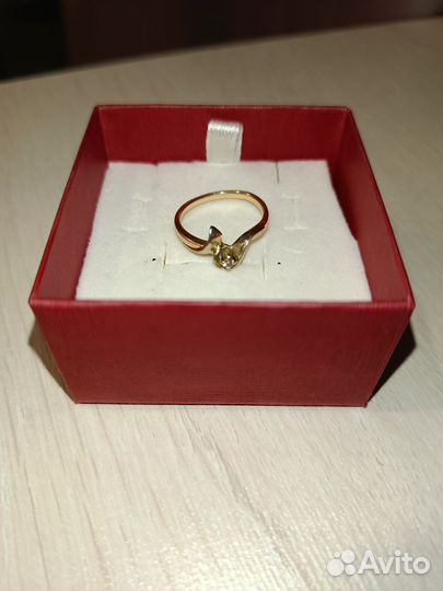 Золотое кольцо с бриллиантом