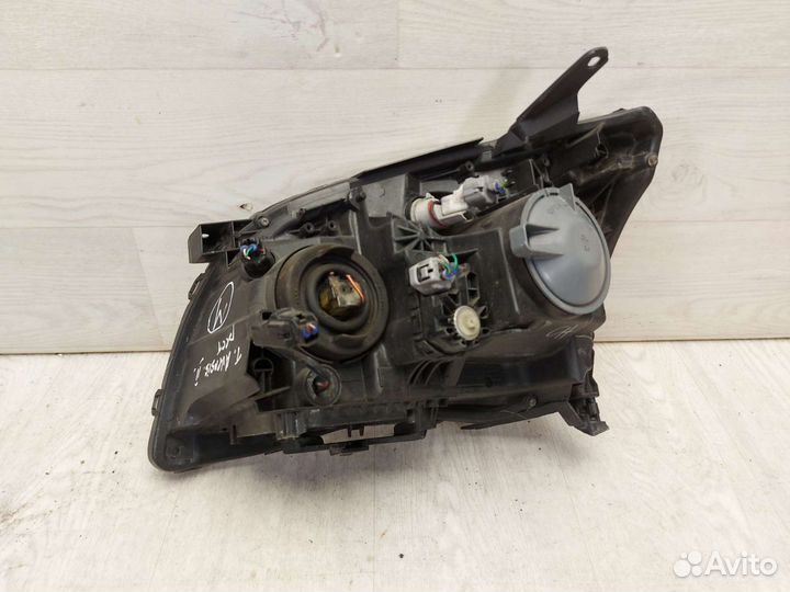Фара правая Toyota Avensis 2. 2006-2009