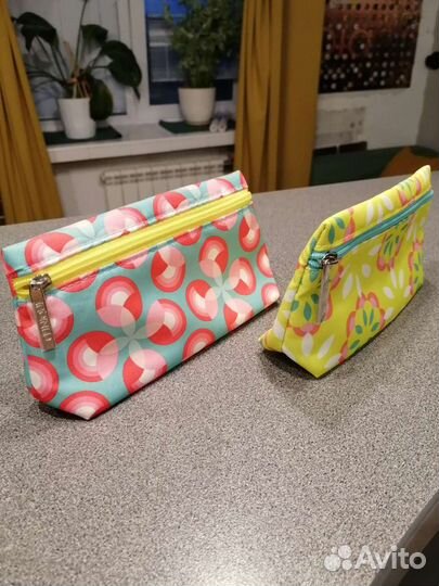 Яркая косметичка clinique