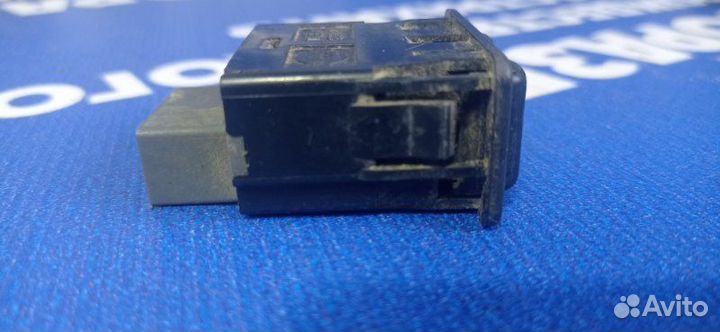 Кнопка центрального замка Nissan Almera N16 седан