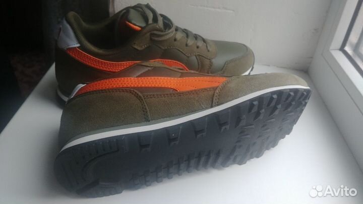 Кроссовки женские