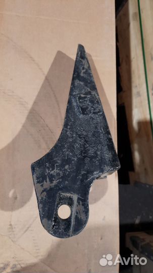 Зуб болтовой 61L8-00510 боковой правый