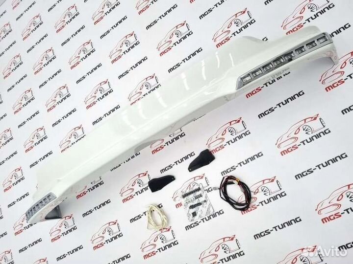 Передняя губа Toyota LC200 Urban Sport LED белая