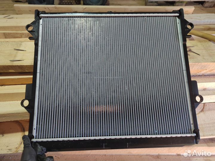 Продам радиатор на Ланд Крузер 200