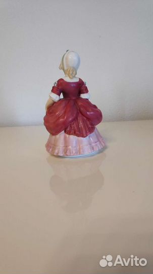 Статуэтка Девушка Valeria Royal Doulton