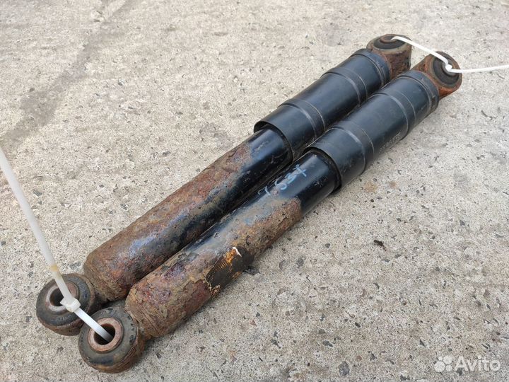 Амортизаторы задние на Opel Zafira B