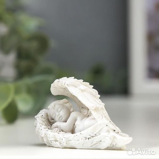 Сувенир полистоун 'Белоснежный ангел укрывшийся кр