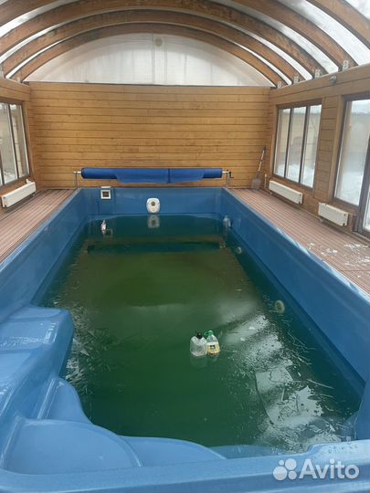 Бассей с павильоном