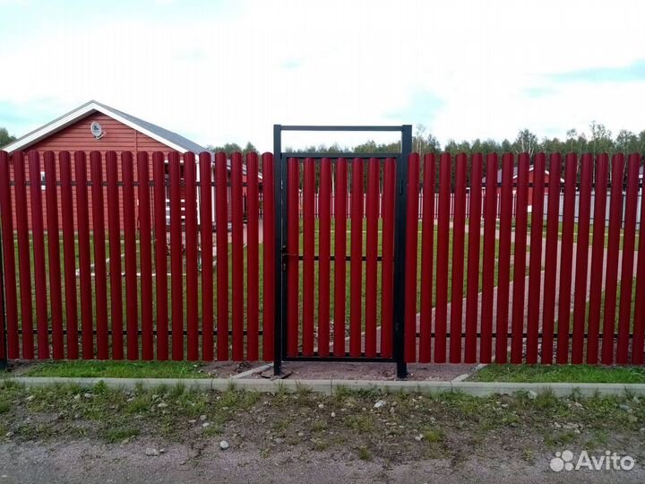 Забор из штакетника для дома