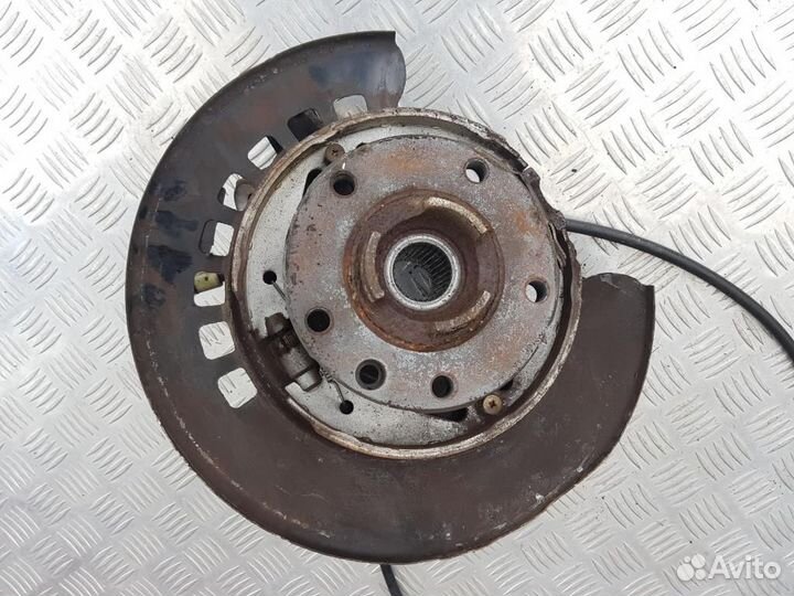 Кулак задний левый Volkswagen Touareg 7L0505435B