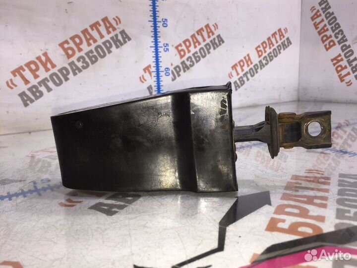 Шкода Ограничитель открытия передней двери Лев