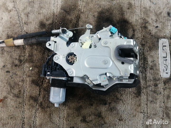 Замок двери задний левый Toyota Raum NCZ20