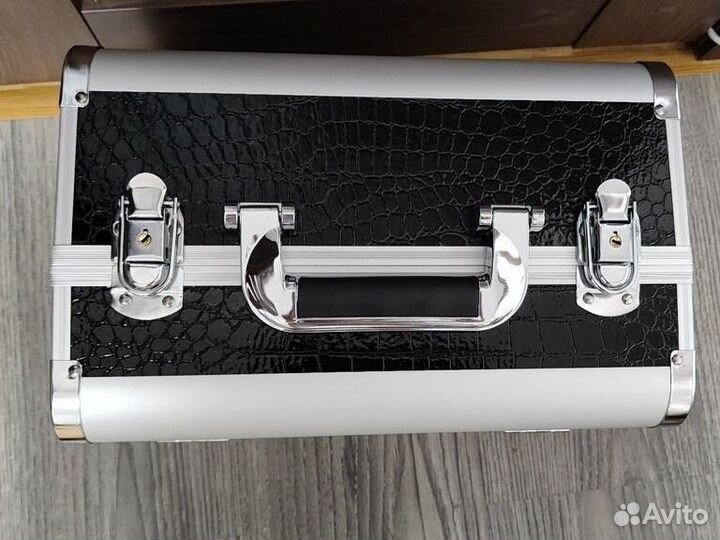 Чемодан для косметики с замком новый