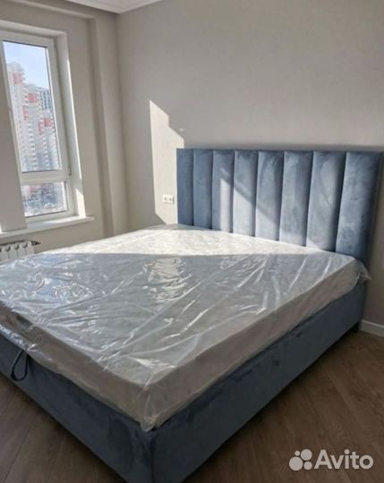 Кровать с молдингом