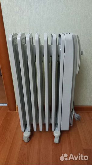Масляный радиатор Delonghi напольный