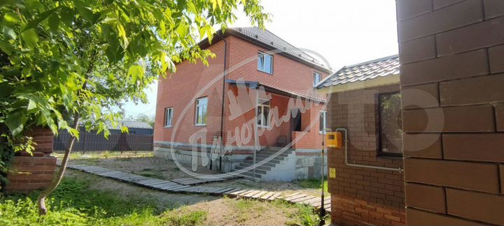 Дом 189,4 м² на участке 7,5 сот.