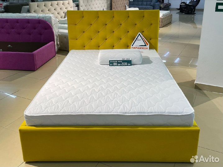 Кровать с мягким изголовьем