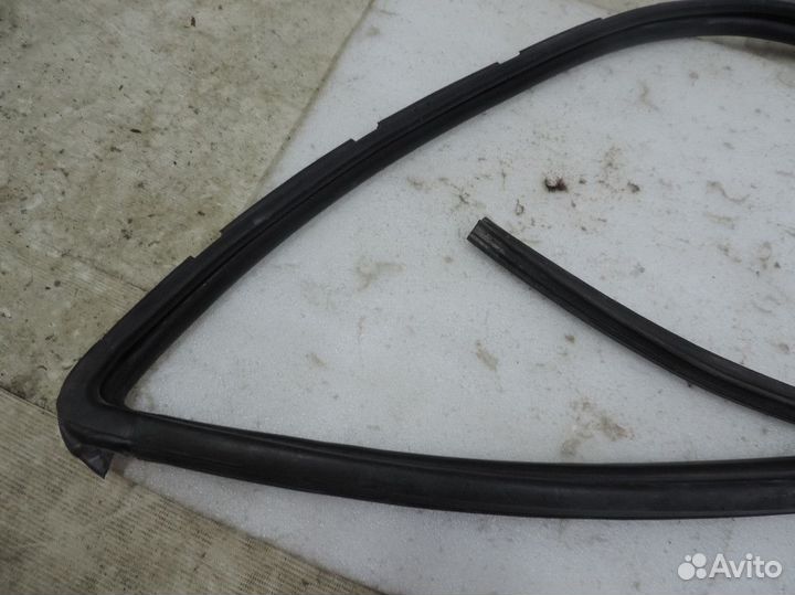 Уплотнитель стекла передний правый Nissan March 20