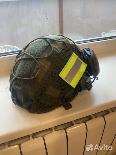 Тактический шлем с активными наушниками