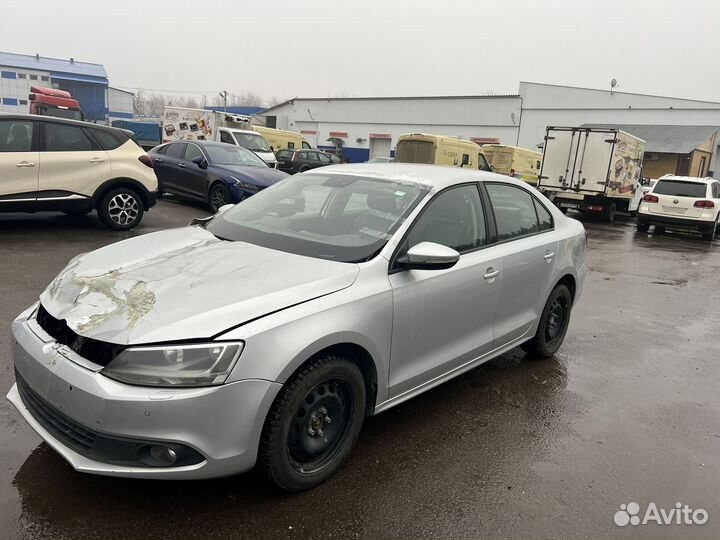 Volkswagen Jetta 1.6 AT, 2013, битый, 111 000 км