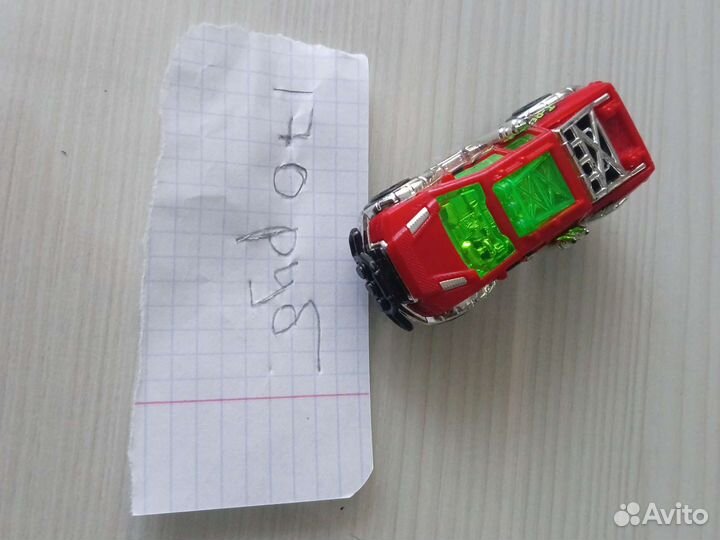 Игрушечная машинка