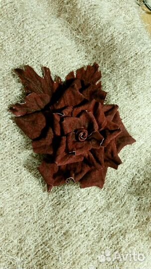 Брошь из натуральной замши