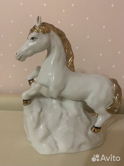 Статуэтка лошадь