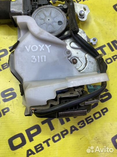 Замок задней правой двери Toyota Voxy