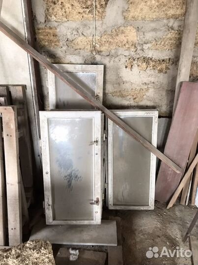 Старые деревянные окна и двери, со стеклами