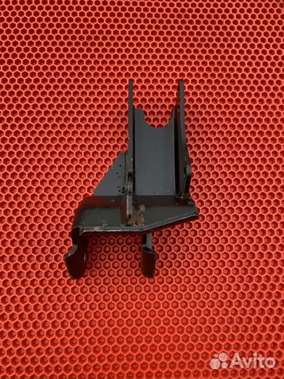 Кронштейн задней опоры МКПП JB3 Mitsubishi Carisma