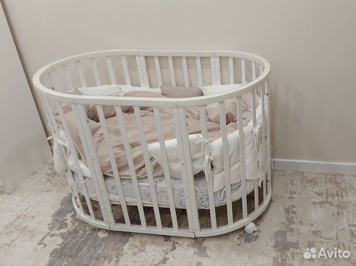 Детская кроватка с маятником круглая