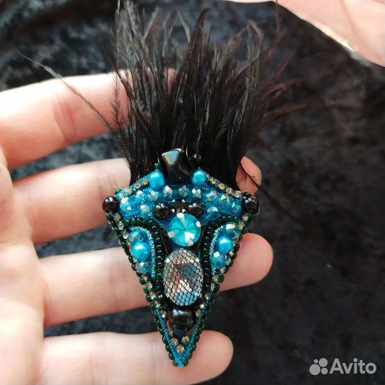 Брошь с перьями
