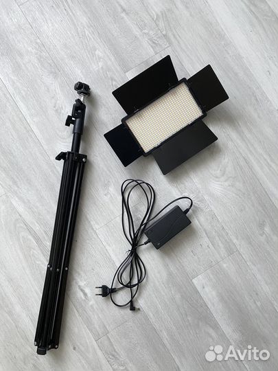 Видеосвет со штативом