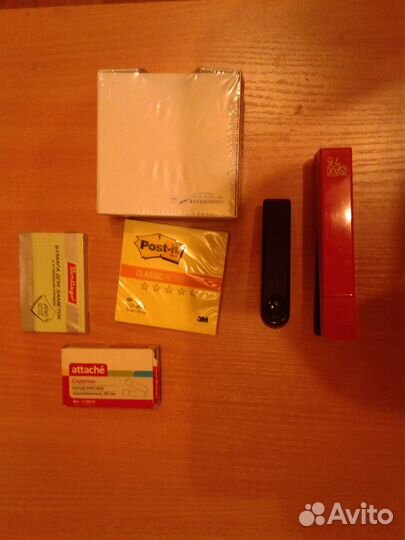 Дырокол, кнопки, папка для бумаг, карандаши