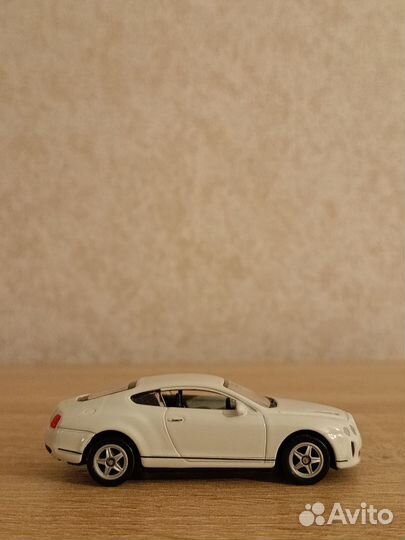 Модель автомобиля 1:64 Bentley continental welly