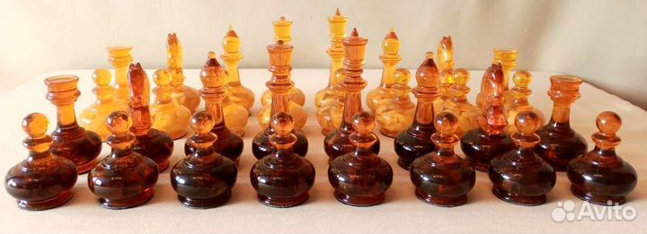 Шахматные фигуры янтарные