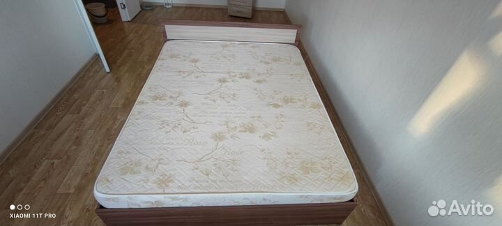 Кровать с матрасом