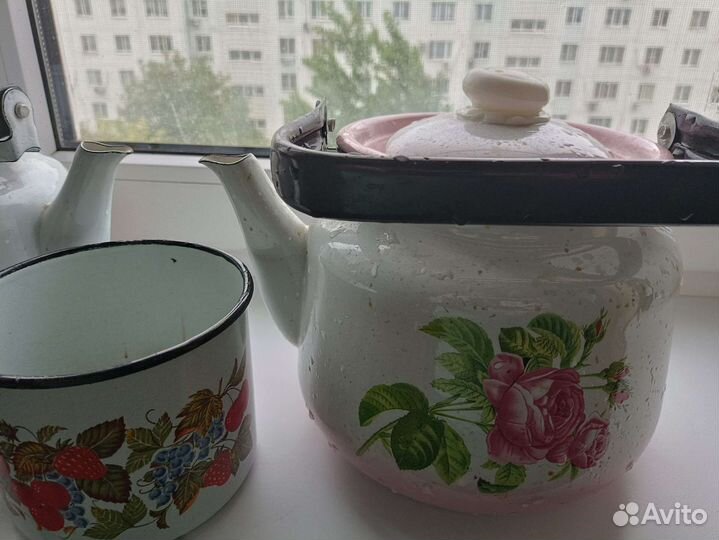 Чайник, кружка эмалированные, рукомойник