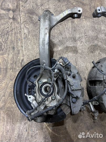 Передний кулак (цапфа) в сборе Audi A8 D3