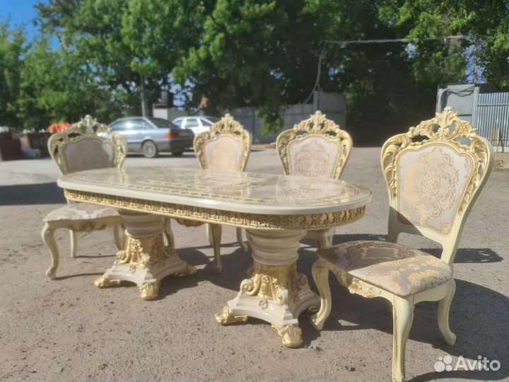 Стол и стулья