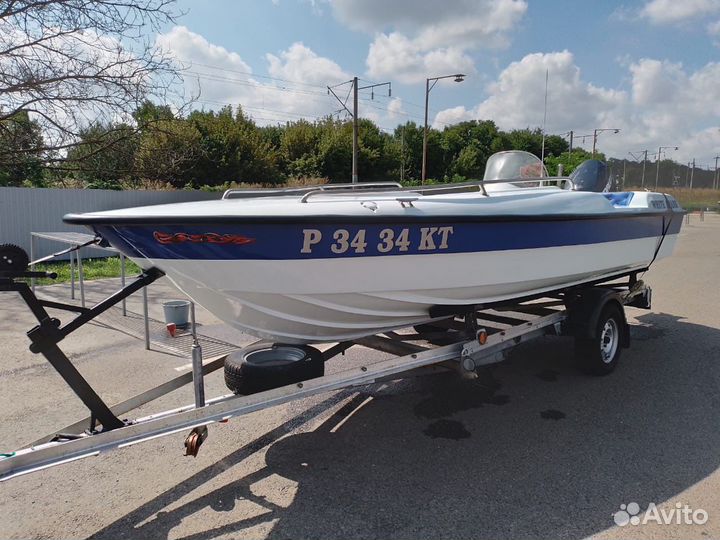 Прогулочный катер