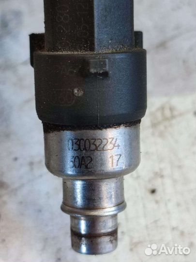 Топливная рейка с форсунками Volvo S40